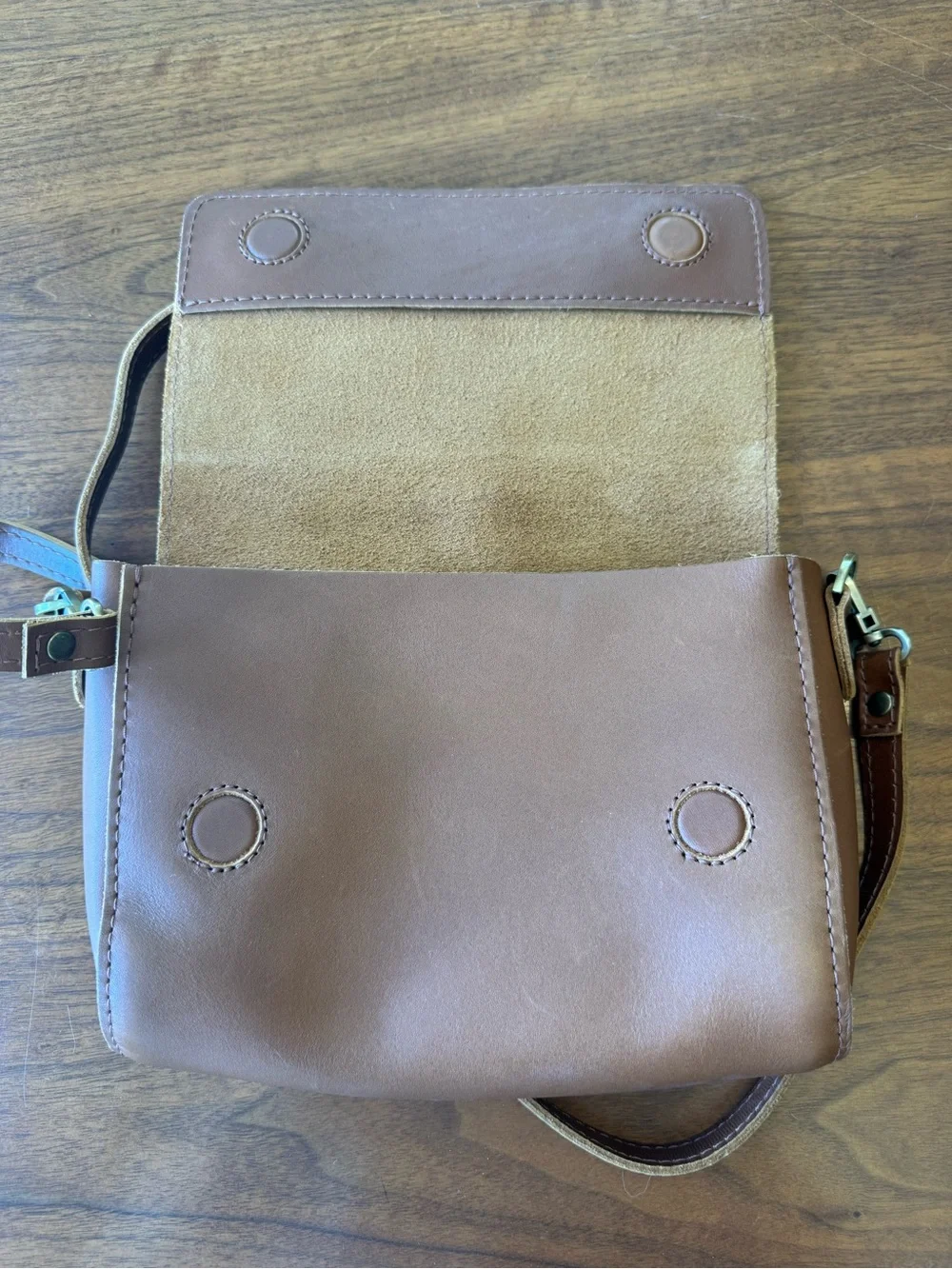 Portland Leather Medium Metro Crossbody - Picture 4 of 9